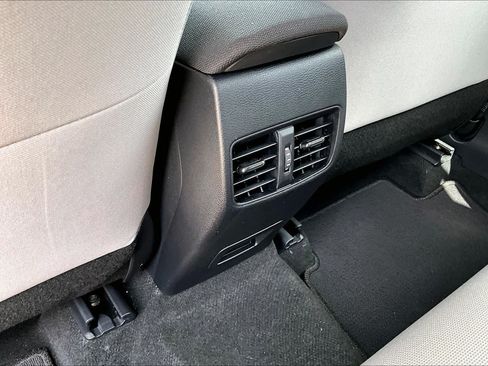 Used 2024 Toyota Corolla Cross LE FWD image 33