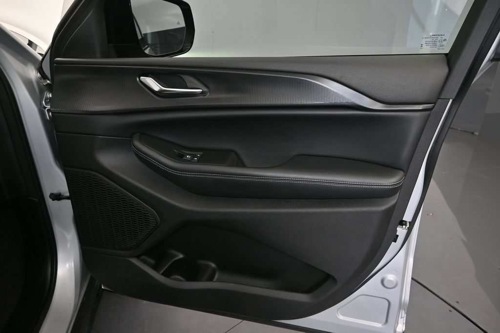 Used 2024 Jeep Grand Cherokee Altitude RWD image 15