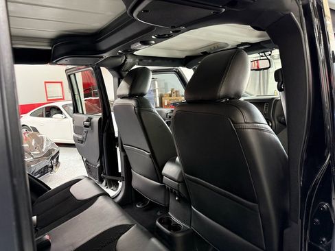 Used 2016 Jeep Wrangler Unlimited Sahara image 22