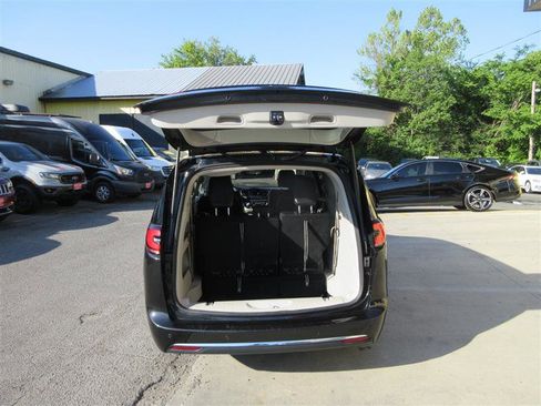 Used 2023 Chrysler Pacifica Touring-L FWD image 5