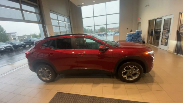 Used 2025 Chevrolet Trax LT w/ LT Convenience Package FWD image 3