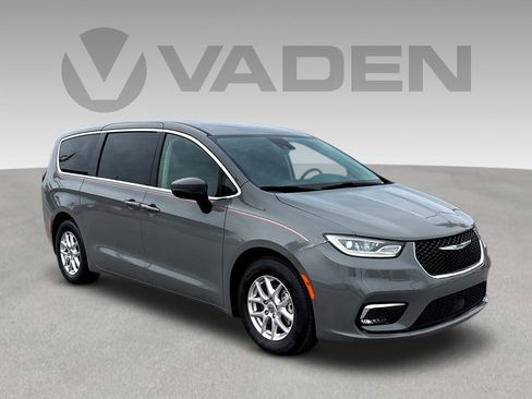 Used 2023 Chrysler Pacifica Touring-L FWD image 1