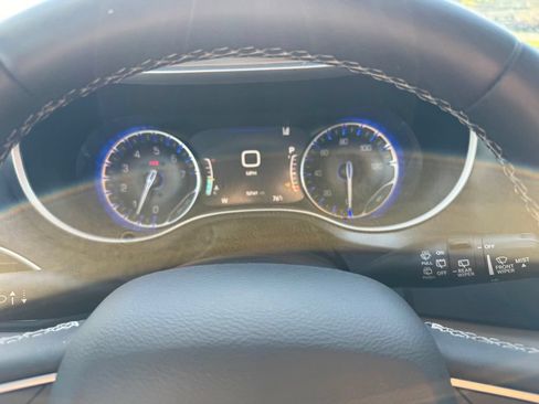 Used 2024 Chrysler Pacifica Touring-L FWD image 25
