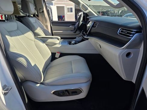 Used 2024 Jeep Wagoneer L Series II image 10