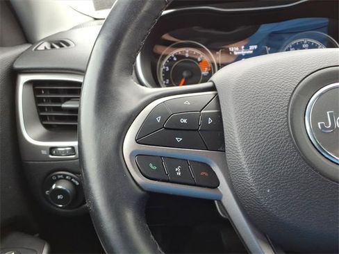 Certified 2019 Jeep Cherokee Latitude Plus w/ Cold Weather Group image 16