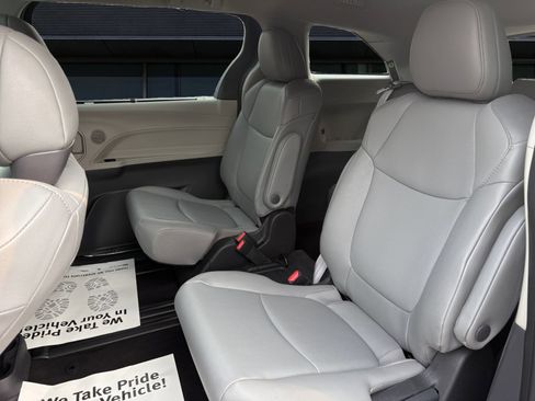 Used 2023 Toyota Sienna XLE FWD image 16