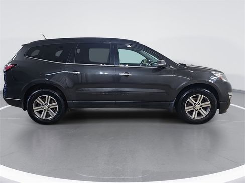 Used 2017 Chevrolet Traverse LT image 2