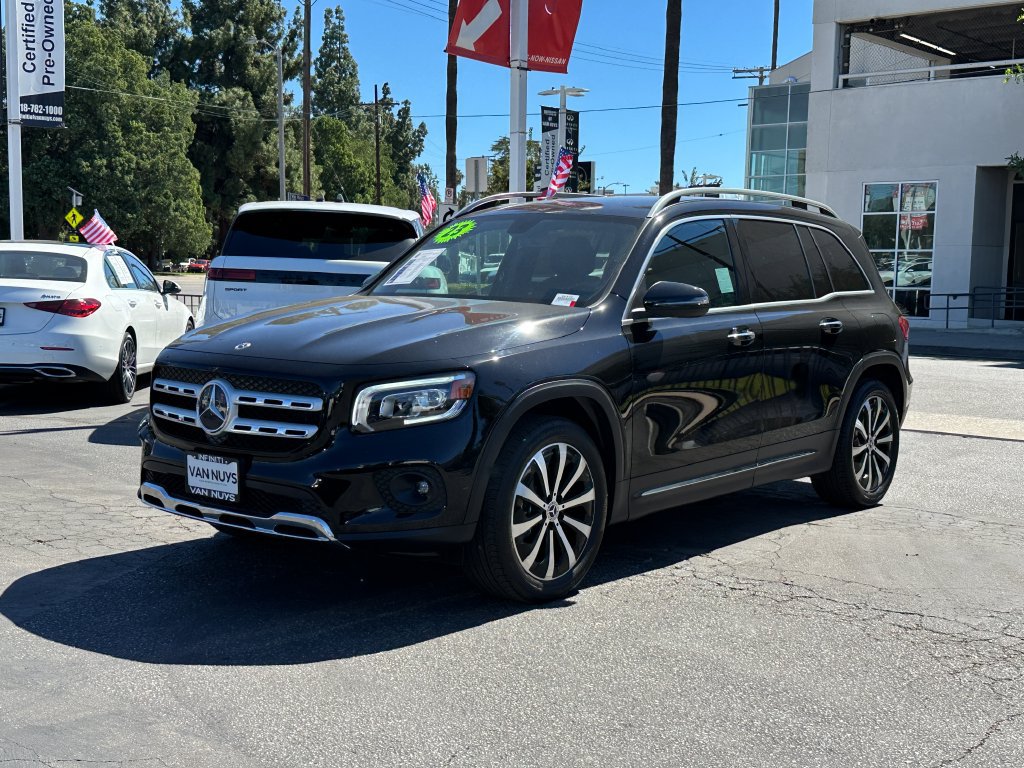 Used 2023 Mercedes-Benz GLB 250 4MATIC w/ Premium Package image 2