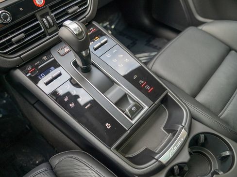 Certified 2025 Porsche Macan image 18