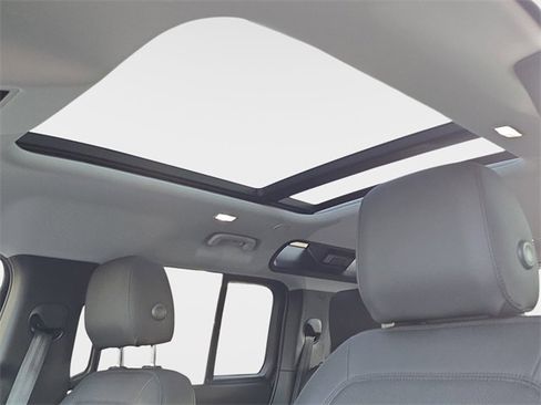 Used 2025 Land Rover Defender 110 S image 28