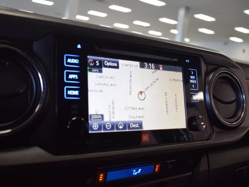 Used 2017 Toyota Tacoma TRD Off-Road image 39