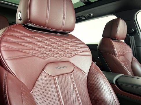 Certified 2023 Bentley Bentayga Extended Wheelbase image 27