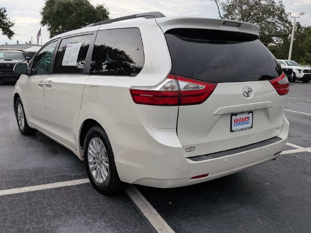 Used 2017 Toyota Sienna XLE Premium FWD image 5