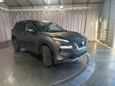 Used 2023 Nissan Rogue SV image 3
