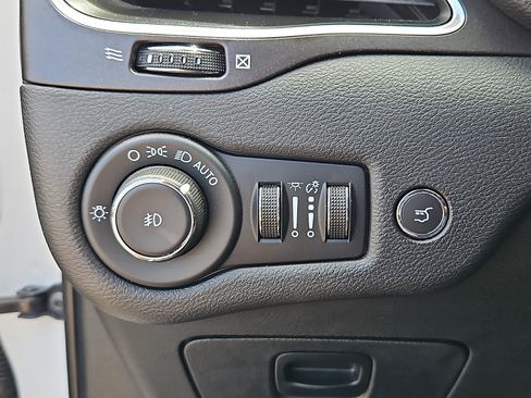 Used 2022 Jeep Cherokee Trailhawk w/ Comfort/Convenience Group AWD/4WD image 25