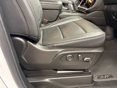 Used 2025 GMC Yukon XL Denali AWD/4WD image 34