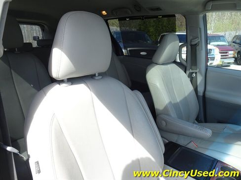 Used 2014 Toyota Sienna XLE FWD image 25