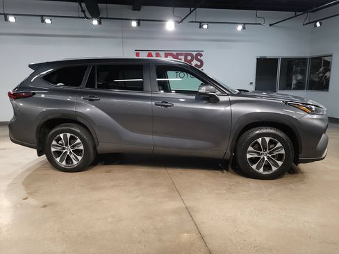 Used 2025 Toyota Highlander XLE AWD/4WD image 8