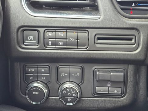 Used 2024 GMC Yukon SLT w/ SLT Luxury Package AWD/4WD image 36