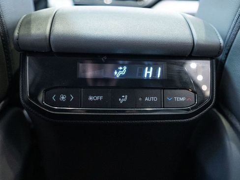 Certified 2025 Toyota Highlander XLE image 33