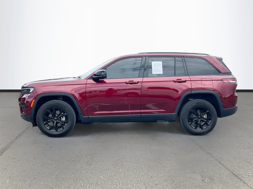 Used 2025 Jeep Grand Cherokee Altitude RWD image 4