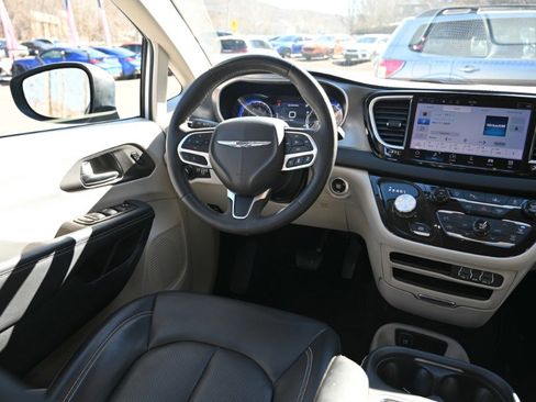 Used 2023 Chrysler Pacifica Touring-L image 11