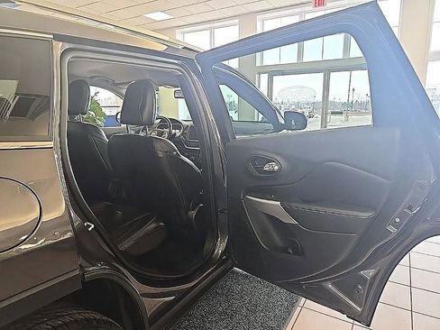 Used 2018 Jeep Cherokee Latitude Plus w/ Cold Weather Group image 33