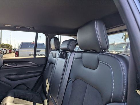 Used 2023 Jeep Grand Cherokee Altitude image 17