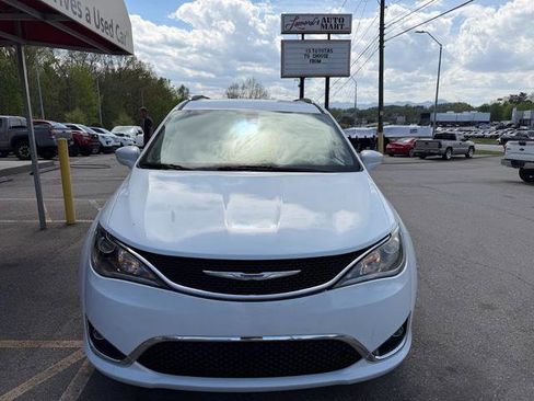 Used 2018 Chrysler Pacifica Touring-L w/ Tire & Wheel Group image 2