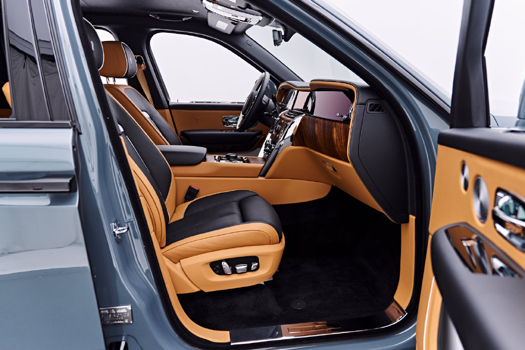 Used 2025 Rolls-Royce Cullinan AWD/4WD image 38