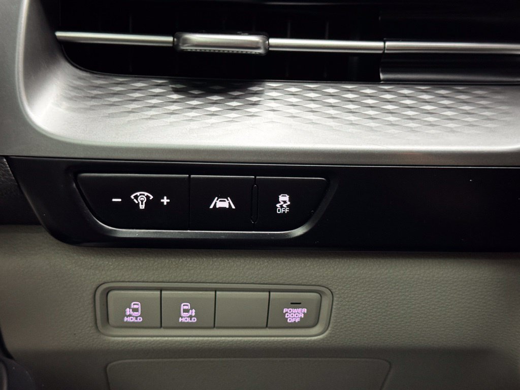 Used 2024 Kia Carnival LX FWD image 31