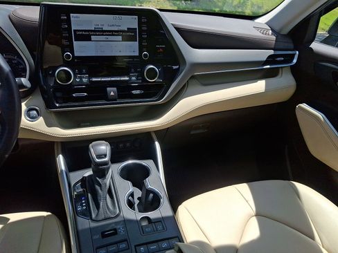 Used 2021 Toyota Highlander XLE AWD/4WD image 16