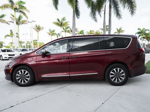 Used 2022 Chrysler Pacifica Limited w/ Uconnect Theater Family Group FWD image 6