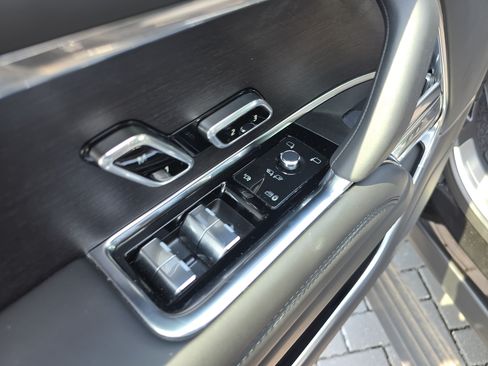 Certified 2025 Land Rover Range Rover SE AWD/4WD image 19