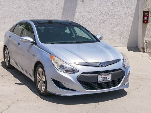 Used 2013 Hyundai Sonata Limited w/ Panoramic Sunroof Pkg FWD image 3