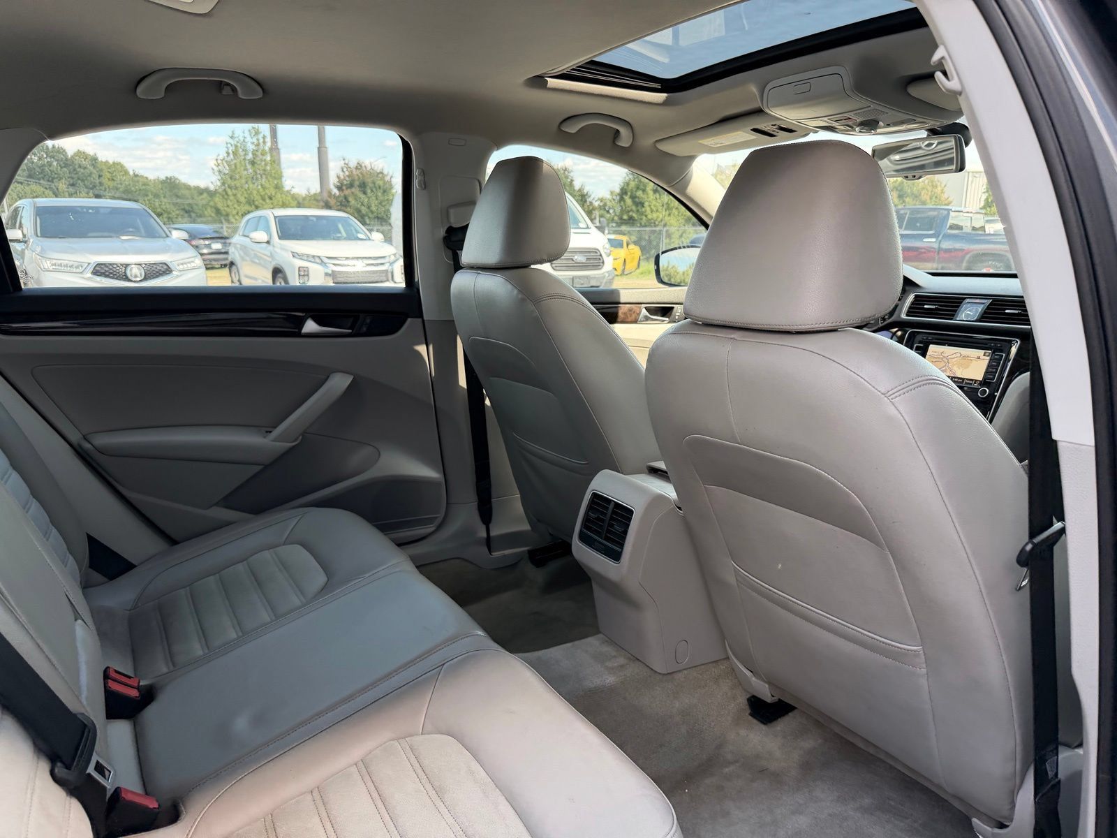 Used 2015 Volkswagen Passat TDI SEL Premium FWD image 19