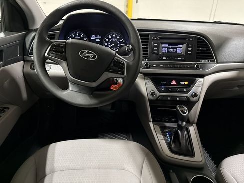 Used 2018 Hyundai Elantra SE w/ Winter Weather Package FWD image 11