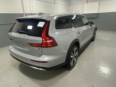 Used 2025 Volvo V60 B5 Cross Country Plus image 3