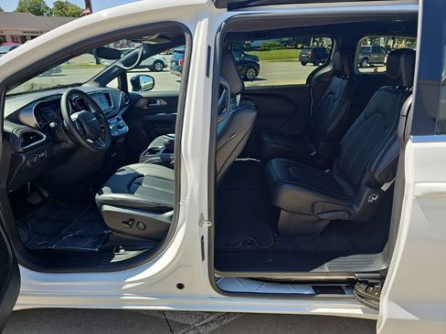 Used 2025 Chrysler Pacifica Select w/ Uconnect Theater Family Group AWD/4WD image 20