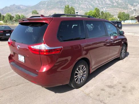 Used 2018 Toyota Sienna XLE Premium FWD image 5