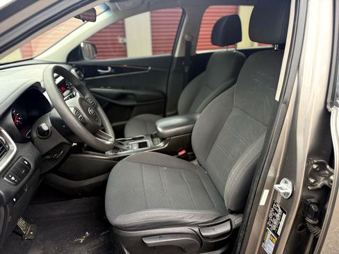 Used 2017 Kia Sorento L image 10