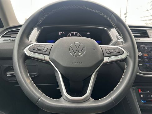 Used 2023 Volkswagen Tiguan SE w/ Panoramic Sunroof Package image 7