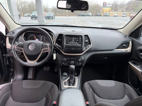 Used 2017 Jeep Cherokee Latitude w/ Cold Weather Group image 12