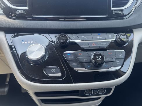 Used 2023 Chrysler Pacifica Touring-L FWD image 25