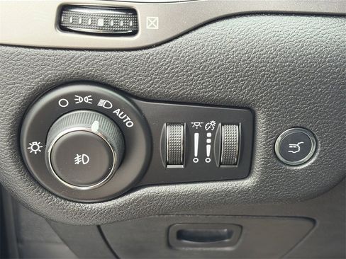 Used 2019 Jeep Cherokee Limited image 15