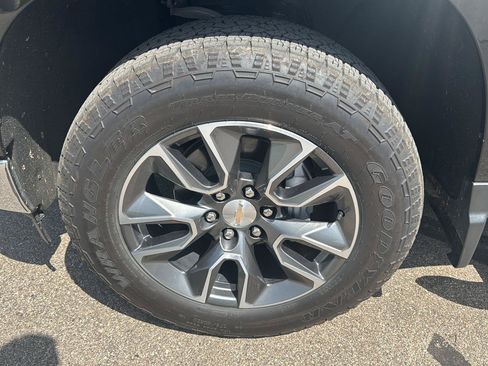 Used 2023 Chevrolet Silverado 1500 LT w/ Z71 Off-Road Package AWD/4WD image 9