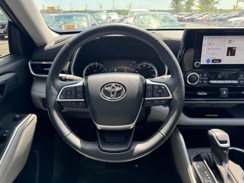 Used 2023 Toyota Highlander XLE AWD/4WD image 14