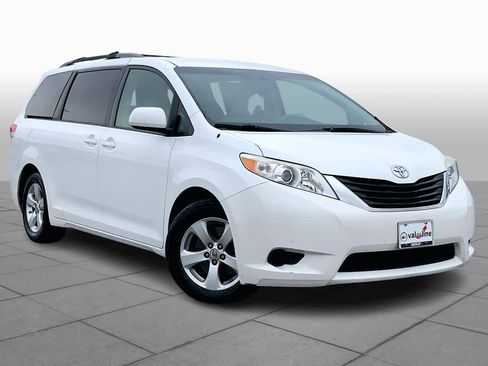 Used 2014 Toyota Sienna LE image 3