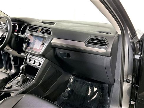 Used 2021 Volkswagen Tiguan SE w/ Panoramic Sunroof Package image 16