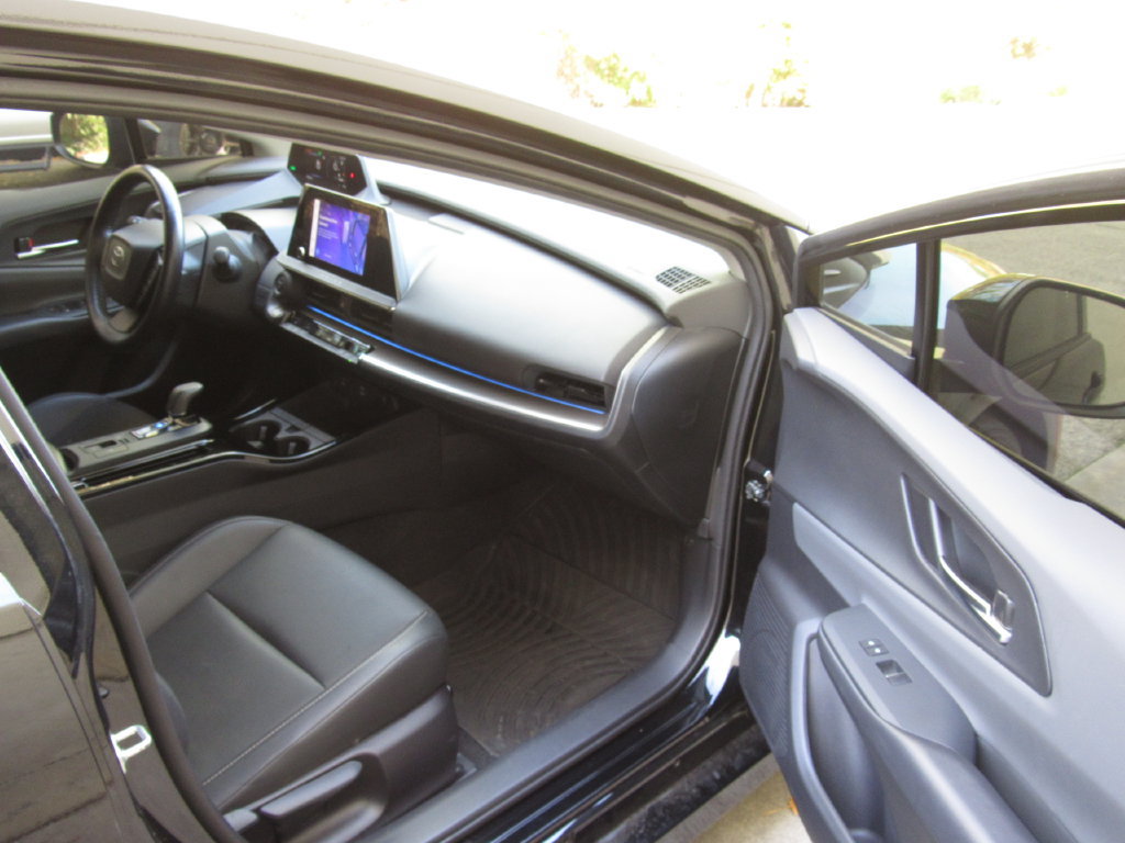 Used 2025 Toyota Prius FWD image 18